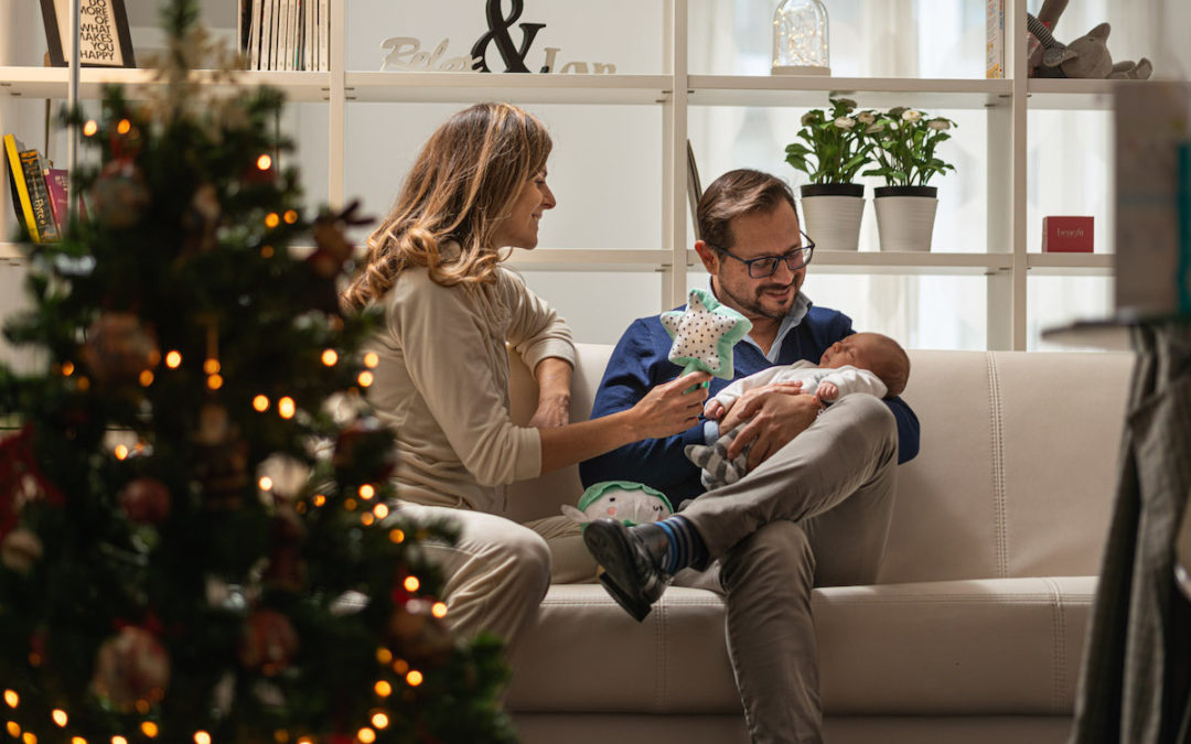 famiglia con neonato in contesto natalizio con wandy moon della linea magical di miniland