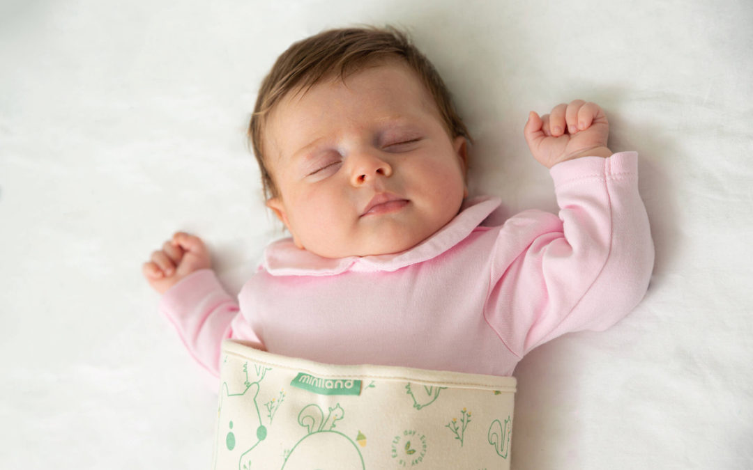 neonato che indossa la fascetta anti-coliche Natur Calm di Miniland