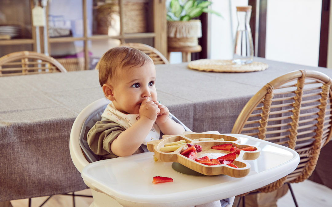 bimbo che mangia con la ciotola wooden bowl di miniland