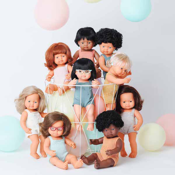 Bambole che insegnano il valore dell'inclusività della collezione Colourful Edition di Miniland