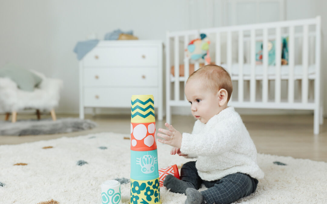 Bebè gioca con i contenitori impilabili della linea Feel To Learn di Miniland