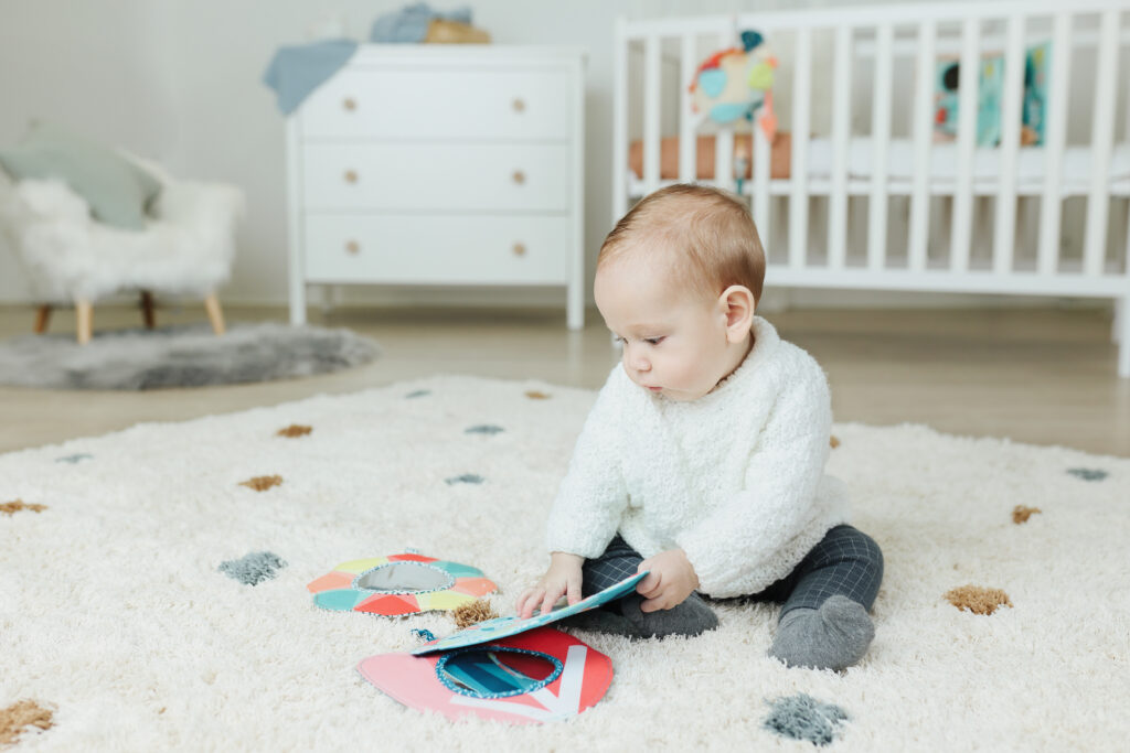 Bebè che gioca con gli specchietti colorati della linea Feel to Learn di Miniland