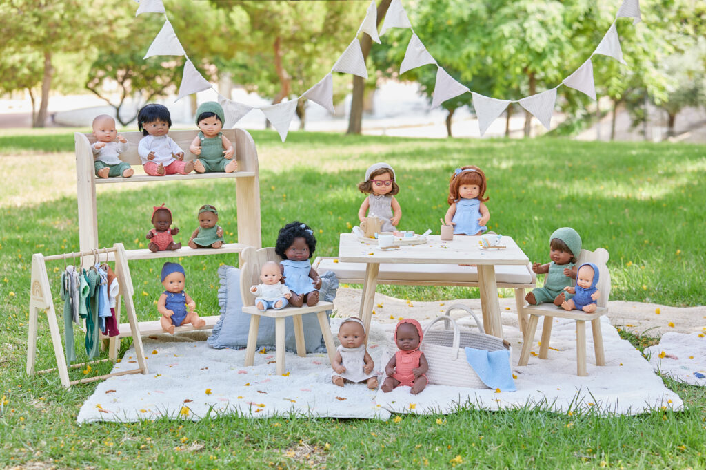 Alcune delle bambone della collezione Miniland Dolls che educano i bambini ai valori dell'inclusività e alla valorizzazione delle diversità